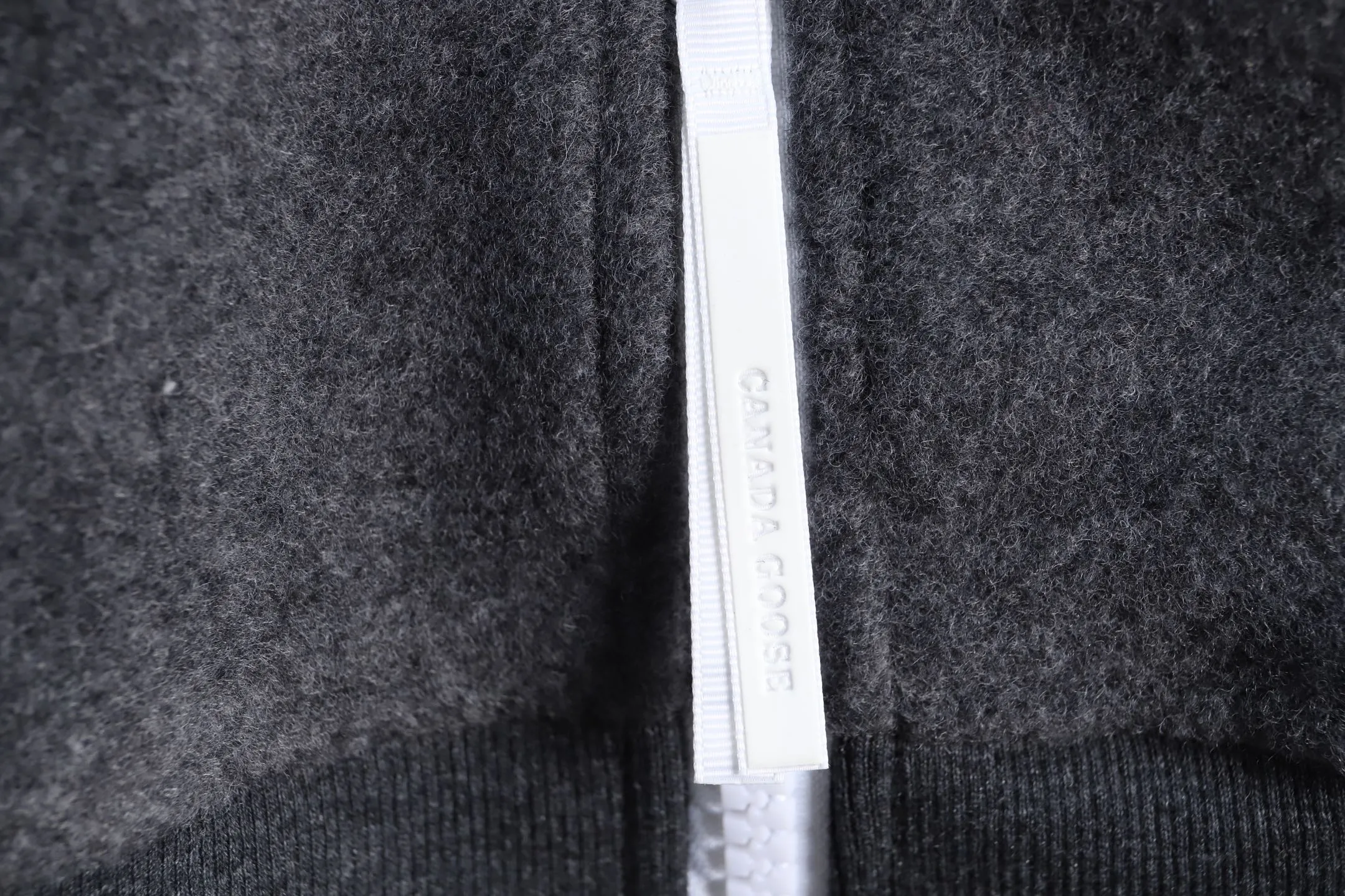 P640 Big Goose White Label Cashmere Vest Canada Goose Canada Goose Humanature Series Ski Season White Label Warm, Windproof, Breathable, Soft Solid Color Stand Collar Logo Label Zipper Casual Sleeveless Vest Mersey Solid Color Stand Collar Fitted Sleeveless Vest Exclusive Customized Wool Fabric Compare only with ZP There is no need to elaborate on the popularity of this season’s new style. The fabric is warm and comfortable long plush and easy to put on and take off. High-tech breathable space cotton liner makes the whole dress very stiff. At the same time, it is soft, comfortable and lightweight. Breathable, soft, not sweaty, lightweight, stylish, and not deformed. The iconic double-striped reflective strips are designed behind the collar and hat. No detail is missed. High-density goose badge. All threaded accessories are customized. Three colors to choose from. Each one is super western. The upper body effect is very high-end. The loose version is not bloated at all. It is quite fashionable. It can be said to be a very unique design. This year's must-have style is the same for men and women🔥 Color: light gray dark gray Khaki